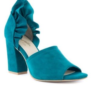 Brand New Green Velvet Seychelles Heels size 8